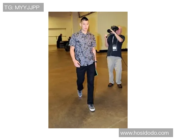 足球明星黑色衬衫女的时尚魅力与运动风格完美结合引领潮流新趋势